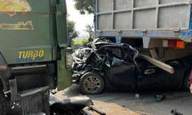 Ô tô con kẹt trong gầm xe tải sau va chạm liên hoàn, 3 người thương vong 