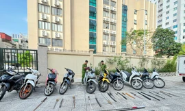 Hàng chục đối tượng mang dao kiếm đuổi đánh nhau gây náo loạn đường phố Hà Nội