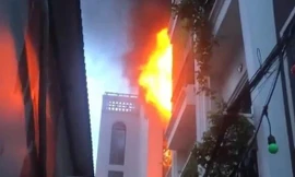Lửa cháy ngùn ngụt tại tầng 3 ngôi nhà ở Hà Nội