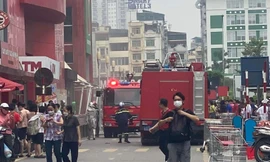 Khói nghi ngút trong BigC Thăng Long, nhiều người hốt hoảng bỏ chạy