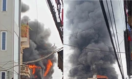 Cháy nhà, khói đen bốc cao hàng chục mét 