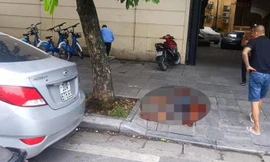 Người đàn ông bị chém gục trên vỉa hè ở Hà Nội