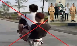Một phụ huynh bị phạt tiền triệu vì để con điều khiển xe máy 'bốc đầu'