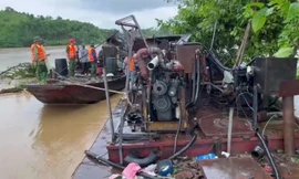 Lai dắt thành công 2 con tàu 'ma' trôi dạt trên sông Hồng