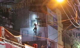 Vụ cháy nhà 4 người tử vong ở Hà Nội: Ánh đèn điện thoại le lói cầu cứu 