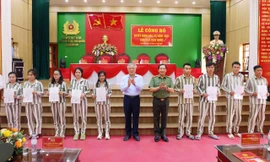 Phó Thủ tướng Nguyễn Hòa Bình trao giấy chứng nhận đặc xá cho phạm nhân tại Ninh Bình