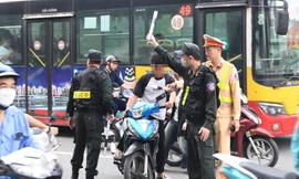 Đề xuất CSGT được trang bị vũ khí, ngăn chặn người vi phạm