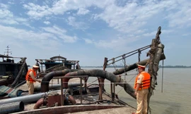 Bắt giữ 3 tàu chở 750 m3 cát đen không rõ nguồn gốc trên sông Hồng