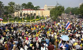 Người biểu tình tụ tập bên ngoài Tòa nhà Chính phủ Thái Lan hôm 9/12