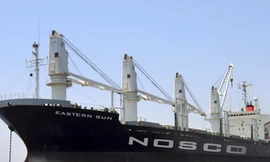 Tàu đâm chìm sà lan, ba người mất tích