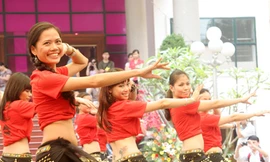 Sôi động múa bụng tập thể