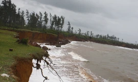 Biển xâm thực nuốt đường dân sinh