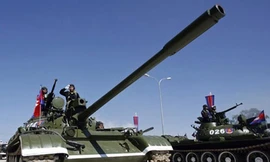 Xe tăng Campuchia trong một cuộc diễu binh. Ảnh: Militaryphotos.net