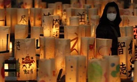 Người phụ nữ này đang nhìn chiếc đèn giấy tưởng niệm các nạn nhân ở tỉnh Iwate