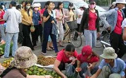 Bó tay với chợ tự phát?