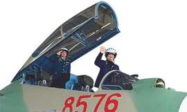 Thủ tướng trên 'hổ mang chúa' Su-30MK2