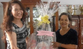 Tặng quà cựu cán bộ ngành tư pháp