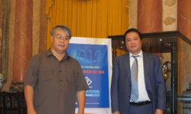 Ảnh chụp lúc 8h sáng nay buổi lễ Công bố chỉ số tín nhiệm 2012, ông Hồ Hùng Anh (bên trái) và ông Nguyễn Hữu Lục - Phó chủ nhiệm Văn phòng Chủ tịch nước.