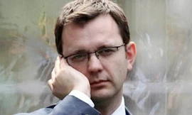 Anh bắt ba người trong vụ báo lá cải nghe lén