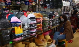 Khách đìu hiu, tiểu thương đeo khẩu trang ngủ gục thời dịch Covid -19