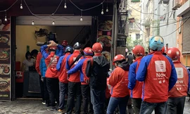 Khách hàng gọi điện mua đồ ăn qua mạng với số lượng nhiều vì ngại dịch virus Corona lây lan và được vận chuyển qua shipper 