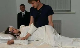 Người đẹp cưới chồng bằng 'nụ hôn cổ tích'