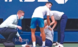 Djokovic bị loại khỏi US Open 2020 sau khi đánh bóng vào mắt nữ trọng tài ảnh: GETTY IMAGES