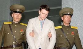 Otto Warmbier lúc bị dẫn giải ra tòa tại Bình Nhưỡng ảnh: NBCnews