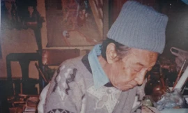 Họa sỹ Mai Văn Hiến đang sáng tác