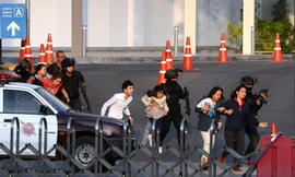 Cảnh sát đưa người dân ra trong khi tay súng cố thủ trong trung tâm mua sắm