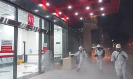 Sử dụng súng phun hóa chất tiêu tẩy nhà A1 trong Bệnh viện Bạch Mai Ảnh: NGUYỄN MINH