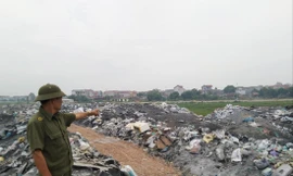 Xỉ thải được đổ ra cánh đồng tại làng Mẫn Xá Ảnh: Võ Hóa