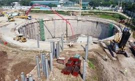 Nhà máy xử lý nước thải Yên Xá còn ngổn ngang, chưa biết bao giờ hoàn thành. Ảnh Mạnh Thắng