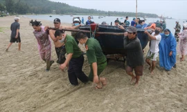 Khẩn trương di chuyển thuyền gắn máy, thuyền thúng lên bờ tránh bão tại biển Đà Nẵng. Ảnh: Nguyễn Thành