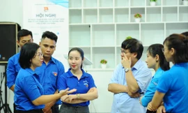 Chị Nguyễn Thị Thu Vân, Trưởng Ban Thanh niên nông thôn T.Ư Đoàn (ngoài cùng, bên trái) trao đổi về chương trình Mỗi xã một sản phẩm với đại biểu tham dự tập huấn. ẢNH: NVCC