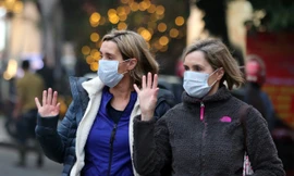 Du khách nước ngoài đeo khẩu trang Nooijcorona0. Ảnh: Mạnh Thắng