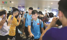 Các tuyển thủ VN về nước trong vòng vây của người hâm mộ ảnh: VFF
