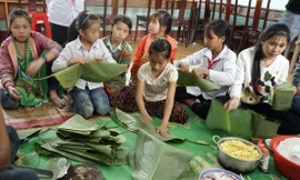 Nhiều cá nhân, tổ chức có các hoạt động tình nguyện vì cộng đồng sẽ được vinh danh vào ngày 3/1. (Trong ảnh là hoạt động trong chương trình Bánh chưng xanh của Nhóm thiện nguyện Vòng tay yêu thương- Đắk Lắk)