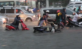 Đường Nguyễn Hữu Cảnh bị ngập nặng do lún và rác thải. Vừa qua, siêu máy bơm bị vô hiệu hóa bởi rác, xà bần gây nghẽn cống thoát nước