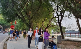 Du khách đi dạo quanh bờ hồ Hoàn Kiếm dịp lễ 2/9 vắng hơn mọi năm