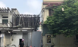 Phần ngõ đi đang tranh chấp được bịt lại bằng tấm tôn Ảnh: K.N