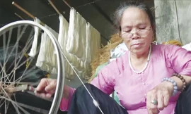 Bà Thuận đang quay tơ