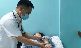 Một bệnh nhân đang điều trị sốt xuất huyết tại Trung tâm Bệnh Nhiệt đới ảnh: Hiển Minh