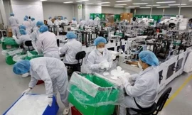 Một dây chuyền sản xuất khẩu trang