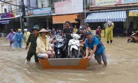 Đợt mưa lụt lịch sử khiến hàng ngàn người dân ở đảo Ngọc Phú Quốc phải sơ tán. Ảnh: VTC