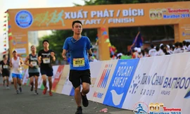 Ngô Văn Vinh trên đường chạy cự li 21km tại Việt dã toàn quốc và marathon báo Tiền Phong 2019