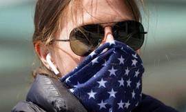  Nhiều người phải tự làm khẩu trang để dùngẢnh: Reuters