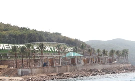 Các công trình xây dựng không phép phía Tây Nam đảo Hòn Tằm. Ảnh: P.V