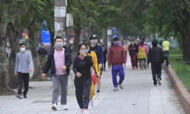 Người dân đi bộ, tập thể dục ở hồ đền Lừ chiều 5/4Ảnh: Trường Phong