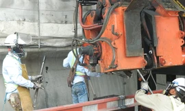 Các công nhân hàn các thanh ray để lắp đường ray đoạn metro đi trên cao thuộc gói thầu số 2 Ảnh: Huy Thịnh